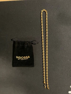 Cordell halsband - Säljer ett guldpläterat Cordell halsband från Indossa i nyskick, påsen tillkommer. Vid fler bilder/frågor är det bara att höra av sig. (Kan även köpas tillsammans med guldarmbandet)