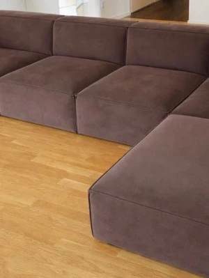 Brun modulsoffa från ellos  - Homeroom modulsoffa i brun färg. Soffan består av flera moduler som kan arrangeras efter behov. Den har en divan för extra komfort. Kuddar ingår. Köpt för 21.999kr från ellos för 4 månader sedan. Är som ny förutom en spricka undertill som är reparerad, därmed osynlig och märks ej av. Färgen skiftar lite beroende på vilket ljus det är (visas på bilderna). För fler bilder på soffan hör av dig! Pris kan diskuteras vid snabb affär