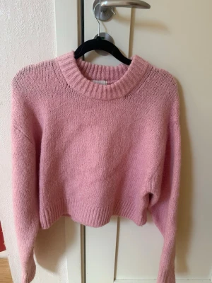 Rosa croppad stickad tröja - Croppad stickad tröja från HM. Använd 2 gågner. Liten i storleken 