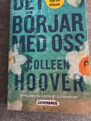 Det börjar med oss av Colleen Hoover - En gripande roman av Colleen Hoover med turkos och blommig framsida. Boken är en uppföljare till 'Det slutar med oss' och handlar om kärlek, relationer och nya chanser. Pocketutgåva på svenska från Lovereads.