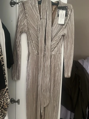 Klänning ny - Champagne