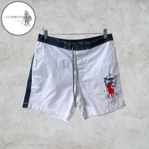 Polo Ralph Lauren vintage badshorts - Ett par riktigt feta och unika vintage badshorts från Polo Ralph Lauren i storlek Medium. Modellen är från det tidiga 2000-talet (Y2K) och är i ett mycket fint skick för sin ålder dock har den en väldigt liten fläck skriv till mig privat för bild! 