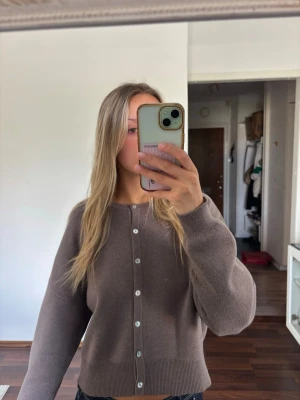 Stickad kofta med knappar - Stickad tröja/ kofta i en jättefin brun färg.💗Tyvärr sitter inte lappen kvar men skulle gissa på storlek S/M. 