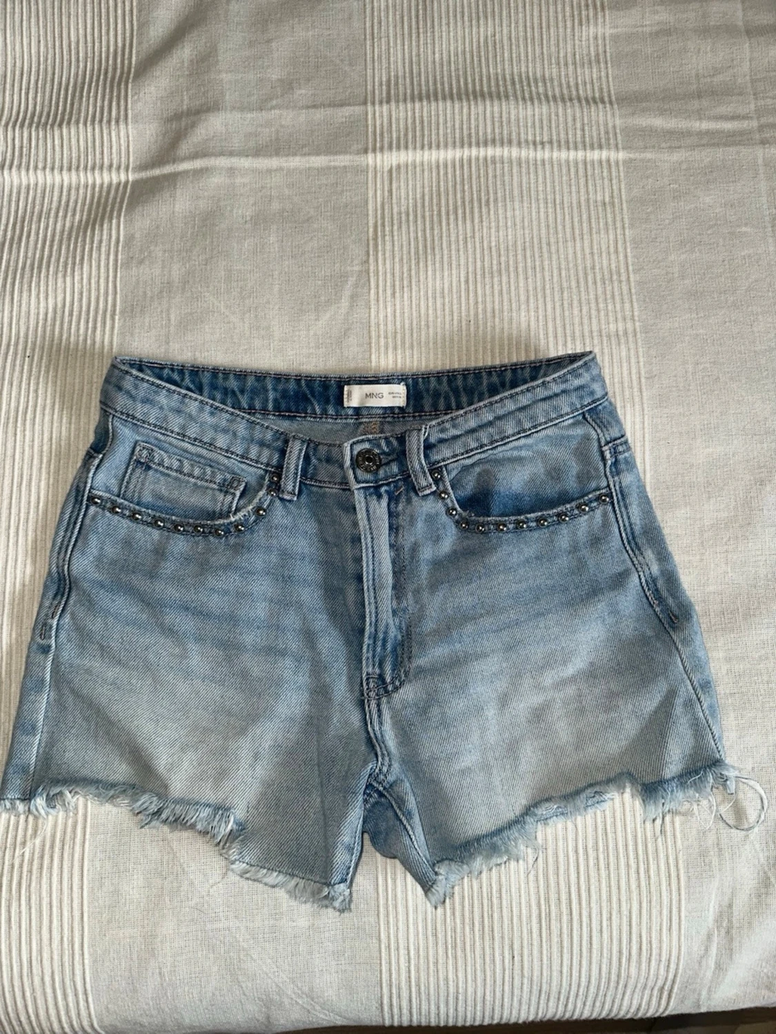 Ljusblå jeansshorts med pärldetaljer