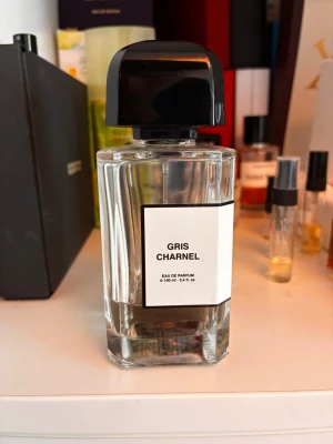 Bdk Gris charnel edp  - Säljer denna då jag tröttnat. Ursprungligen 100ml, se mängd enligt bild. Ingen box tyvärr. 