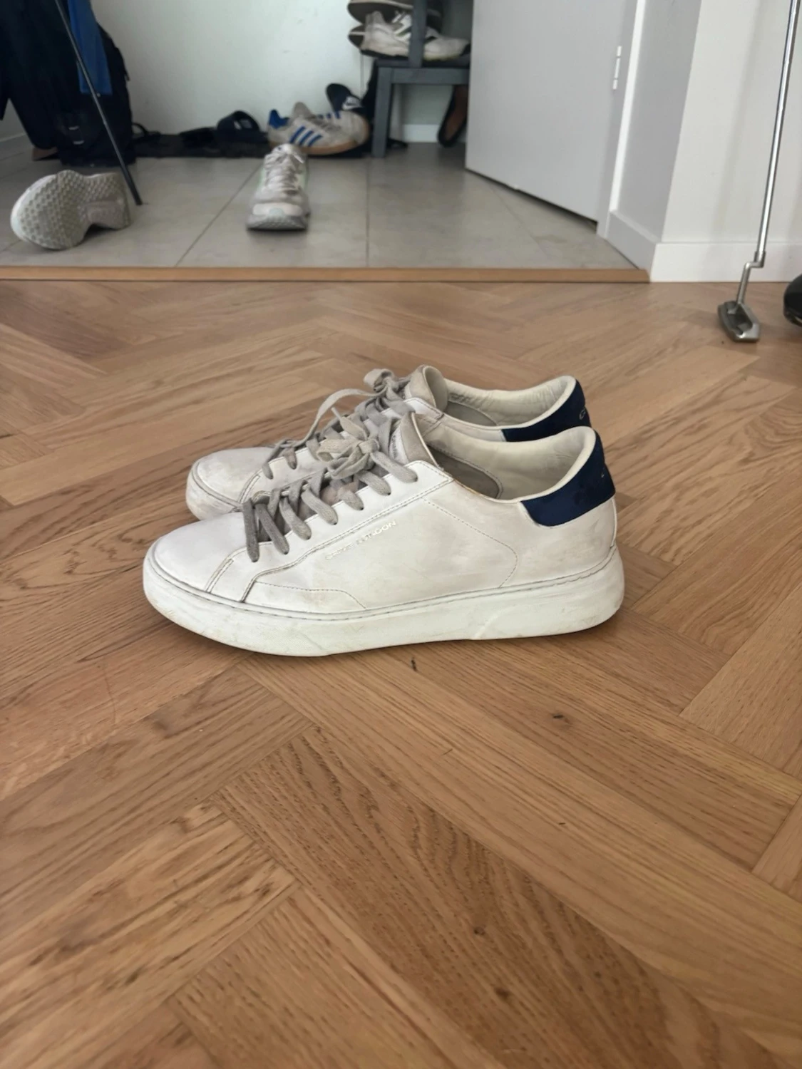 Vita sneakers från Crime london