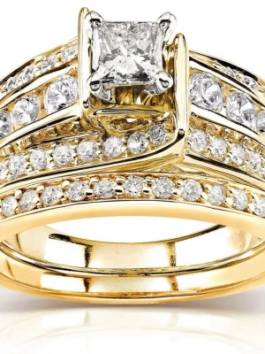 Mycket Exklusiv Guldring - Ny !  - Säljer en mycket fin 18K guldpläterad ring med diamantliknande CZ Stenar.  Har i storlekar : 18 mm och 17 mm  Helt nya ! Pris endast 200 kr