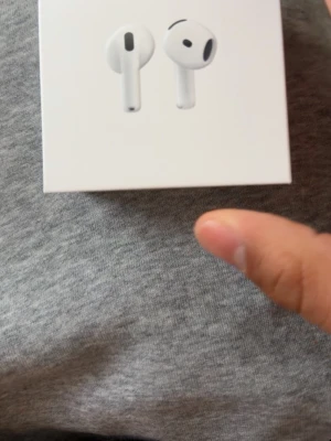 Apple AirPods 4:e generationen - Säljer ett par Apple AirPods 4:e generationen i vitt. Trådlösa in-ear hörlurar med stilren och kompakt design. Perfekta för musik, samtal och gaming. Levereras i originalförpackning med klassisk Apple-look.