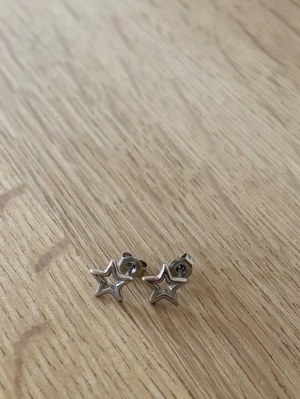 Silvriga stjärn örhängen  - Jättefina silver örhängen med stjärnor. Har fått i present men har för mig att de är från Edblad, och att de ej finns längre 🫶 Nypriset låg säkert någonstans runt 299kr! Knappt använda