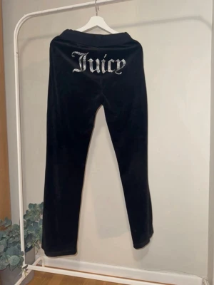 Juicy couture byxor i svart sammet med diamanter bak - Lite slitna på knäna och ett litet hål mellan låren som går att sy annars okej skick 