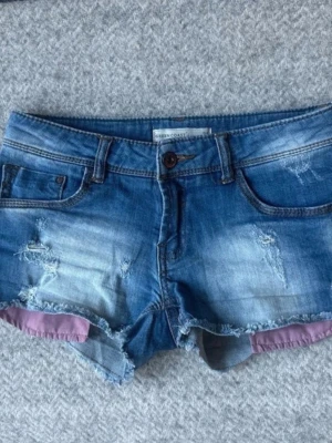 Blå denimshorts från Green Coast - Snygga blå denimshorts från Green Coast med slitna detaljer och råa kanterlook. Kom med prisförslag 🤍