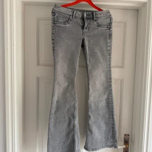 Grå bootcut jeans med utsvängda ben från H&M - Säljer ett par grå bootcut jeans med utsvängda ben från H&M. Är i storlek S/36 och har använts en gång tidigare💕