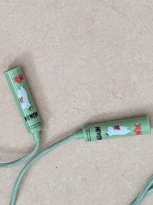 HOPPREP från MUMIN / MAX  - HELT OANVÄNTS HOPPREP från MUMIN / MAX , Längd ca 2 meter och 10 cm  (  handtagen är inte inräknade ) mått per handtag ca 9 cm.  