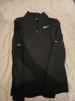 Svart Nike tröja med halv dragkedja - Nyskick, storlek S/M