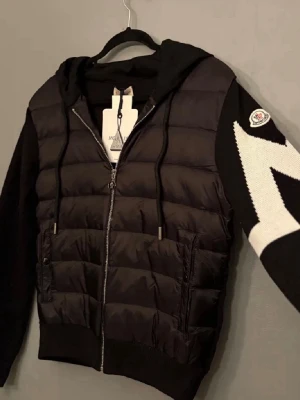 Moncler cardigan  - Inga märken fläckar hål eller liknande. Helt ny. Fraktar inom 24h