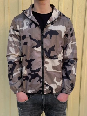 Camo windbreaker - Utförsäljning! Säljer sprillans nya camo windbreakers för endast 199 kr. Jackan fungerar perfekt nu inför sommar kvällar och man kan även justera passformen på insidan. Har 4 olika storlekar, XS,S,M och L Hör av er vid minsta fundering.