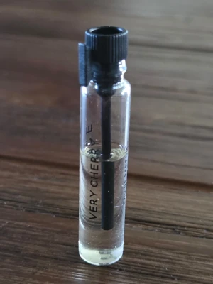 ESSNCE Very Cherry tester - ESSNCE Very Cherry 2 ml. Lite mer än halvfull. Luktar jättegott 🙂