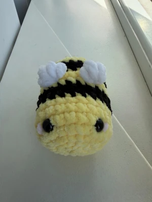 Virkat bi 🐝  - En hand virkad mjuk och sött bi i ljusgult och svart färg, den är 6cm bred och 8,5cm på längden🐝🌸Jag kan lägga till en nyckelring om du vill!