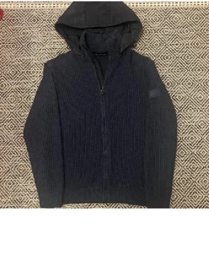 Cardigan  - Säljer en mörkblå stickad cardigan från Polo Club med avtagbar huva , likt trendiga massimo dutti. Inga tecken på användning. Perfekt för kyliga dagar och perfekt att matcha med vit T-shirt och ett par feta jeans😉