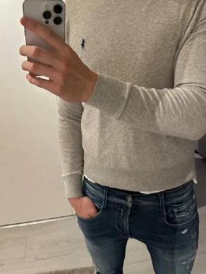 Ljusgrå tröja från Polo Ralph Lauren - Skit det raffe tröja för endast 300 kr! Skriv vid frågor eller funderingar, pris ej hugget i sten!