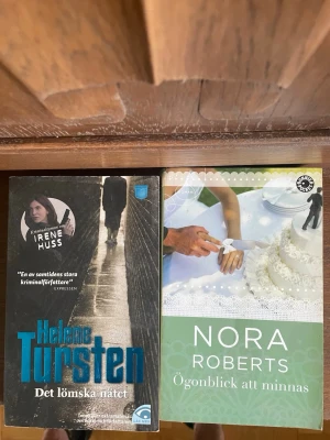 Två pocketböcker: Tursten & Roberts - Säljer två pocketböcker: 'Det lömska nätet' av Helene Tursten och 'Ögonblick att minnas' av Nora Roberts. Ena boken har ett mörkt omslag med blå text och den andra har ett ljust omslag med bröllopstårta. Perfekt för dig som gillar spänning och romantik.