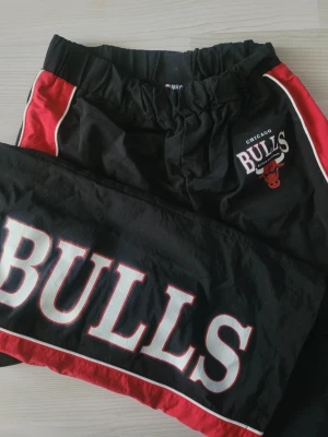 NBA Chicago bulls byxor - NBA Chicago Bulls tränings byxor. Köpt från utomlands, tror att det var USA! Storleken är XS, de är i bra skick de är inte slitna någonstans. Perfekta tränings byxor eller sport byxor. Skriv ifall du har frågor 🫶🏻