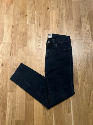 Acne Studios Jeans - Storlek 30/32 - Acne Studios Jeans för män. Modellen är Ace Blue/black som är en straight/regular fit.  Plagget är nyskick utan några defekter och är storlek Waist 30 / Lenght 32. Hör av dig vid intresse/frågor. PRIS KAN DISKUTERAS!
