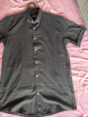 Polo Ralph lauren skjorta  - Mycket fin i storleken M  OBS! Aldrig använd 