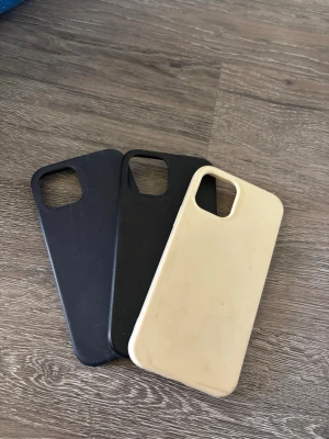 Tre mobilskal  - Säljer tre stilrena mobilskal i svart, marinblå och beige. Det blåa och svarta skalet har en matt finish och är tillverkade i mjukt silikonmaterial som ger bra grepp. de svarta skalet har MagSafe-kompatibilitet och är från swappie. Perfekt för dig som vill skydda mobilen med en enkel och snygg look. Skriv privat om du bara vill ha 1 eller två skal och vilka.