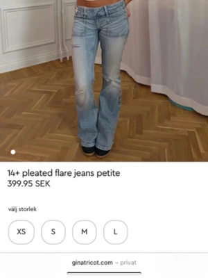 Ljusblå pleated flare jeans Gina Tricot - Säljer ett par ljusblå flare jeans från Gina Tricot med pressveck och låg midja. Jeansen har en utsvängd passform och är i petite-modell. Tillverkade i klassisk denim med fem fickor och bälteshällor. Perfekta för en trendig och avslappnad look. Pris går att diskutera och är i nyskick, endast använd ett par gånger 💖💞
