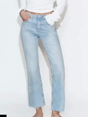 Ljusblå raka jeans med rå kant - Säljer ett par ljusblå jeans med hög midja och raka ben.  Från Zara, nya med prislapp kvar. Storlek 38, små i storleken.