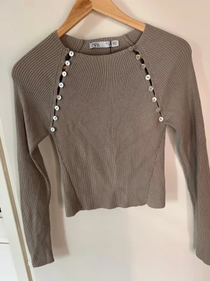 Populär Zara topp med knappar - Topp ifrån Zara i bra skick!
