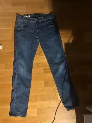 Replay Anbass - Replay Anbass Hyperflex i storlek 32W - 30L. Passformen är slimfit. Säljes då jag knappast har använt dem på senaste.