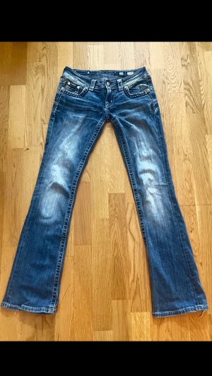 INTRESSEKOLL miss me jeans - Kollar intresse för mina bootcut miss me jeans i storlek 26 (boot) //  Köpta från en annan säljare från plick (bild på från säljaren finns på slutet av annonsen)  // OBS DEFEKTER: Litet litet hål på fickan, några små rhinestones har ramlat av men märks inte, slitage på benen, liten tråd som sticks upp (alla bilder finns i annonsen) //  Midjemått runt 39,5 cm tvärs över, Innersbenslängd runt 80,5 cm // Kontakta om du är intresserad 🫶 