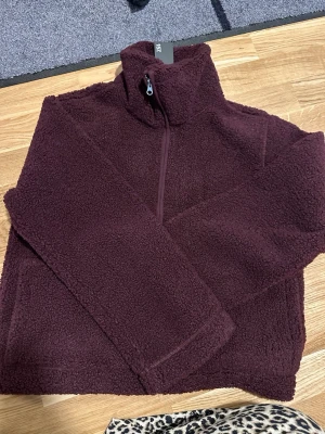 Pilejacka stl m - Något kortare modell med lösare armar, är gjord i fluffigt material som håller dig varm och har en avslappnad passform. Perfekt för kalla dagar och enkel att styla till olika outfits.
