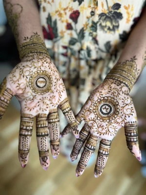 Henna tatuering med detaljerat mönster - Unika henna tatueringar på händer och underarmar med traditionella och intrikata mönster i brunt. Designen har cirklar, blommor och linjer som täcker fingrar och handleder. Perfekt för dig som vill ha en kreativ och konstnärlig accessoar till din stil.