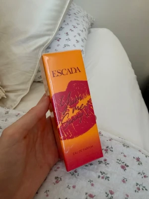 Escada parfym - Säljer en helt ny oanvänd parfym från escada, fick dubbla  i födelsedagspresent men ej kvitto och kan därför inte returnera. Yum me sunny 30 ml 🧡💋