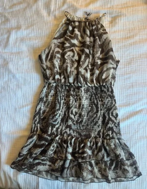 Zebra klänning från Zara  - Suuuper snygg zebra klänning från Zara i storlek s men passar även m då den har stretch, aldrig använd därav i nyskick ☺️ 