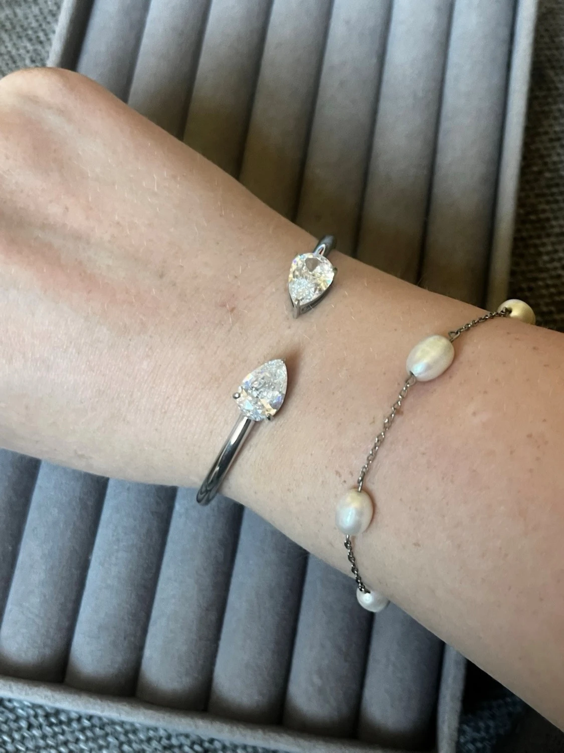 Silverfärgat armband med droppformade stenar - 2