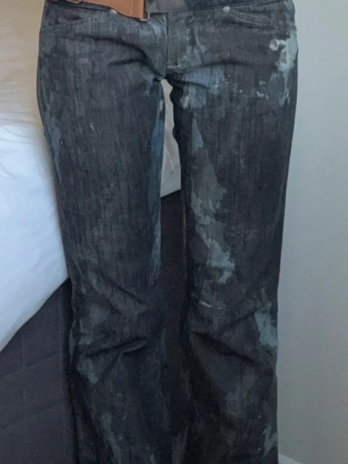 Gråa bootcut jeans med bleach-effekt - 2