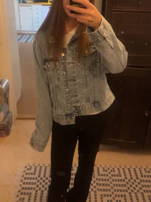 Ljusblå jeansjacka  - Säljer denna ljusblåa jeans jacka som är helt ny med prislapp från lager 157, storlek M men passar mig som vanligtvis har storlek S. Pris kan diskuteras 