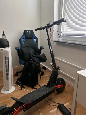 Elsparkcykel från nitrox - Säljer en elsparkcykel från nitrox i svart med oranga detaljer. Den har breda däck, kraftig ram och LED-belysning fram och bak. Perfekt för att ta sig runt i stan på ett smidigt och snabbt sätt. Laddare medföljer. Obs bakhjulet har punktering men går att laga för 250 kr