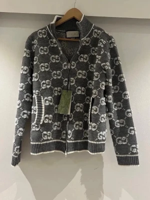 GG cardigan  - Säljer en GG cardigan med mönster, storleken är S och den är riktigt bekväm