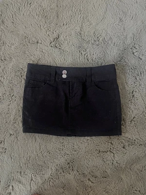 Minikjol - Säljer en svart kjol från h&m i storlek XS/ 34. Kjolen är knappt använd och säljs inte längre. Midjemått: 35,5 cm, höjd: 28 cm.💗