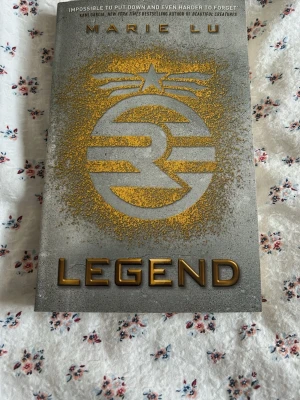 Legend av Marie Lu - Legend är en dystopisk ungdomsroman av Marie Lu. Boken är på engelska och aldrig läst. Perfekt för dig som gillar spänning och äventyr i en futuristisk värld.