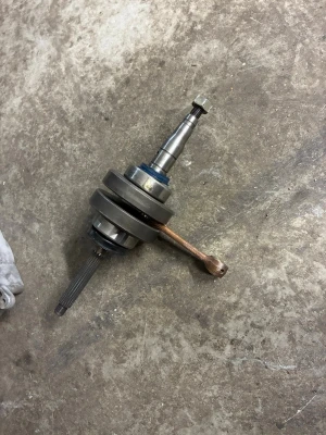 Division förstärkt vev - Säljer en vev från division. Det är då en förstärkt vev som funkar bra ifall du ska dra på nån större cylinder som 70cc. Inte använd så mycket, lager och packboxar medföljer