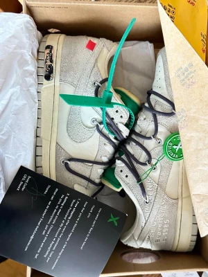 Nike Dunk Low x Off-White "Lot 20" - Nike Dunk Low Off-White Lot 20 släpptes som en del av Off-White och Nike "The 20"-kollektionen, som inkluderar 20 olika färgställningar av Dunk Low. Stil:DJ0950-115