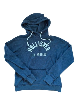 Hollister hoodie M - Marinblå hoodie, på bilden ser den lite solblekt ut men den är inte det!!!  Jätte fint skick och storleken är M.  Nypris ca 900kr