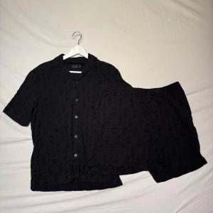 Svart Zara set - Svart Zara set perfekt till sommaren i väldigt bra skick. Inga defekter eller så. Säljer då den ej passar mig längre. OBS: skjortan är storlek S och shortsen är storlek L. Men hade sagt att båda passar som storlek M.