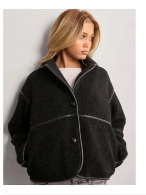 Shearling jacket - Shearling jacket i storlek S som nästan aldrig är använd😍